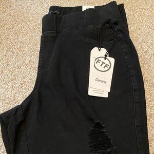 NWT Black destructed Jegging, size 1X, (#198)